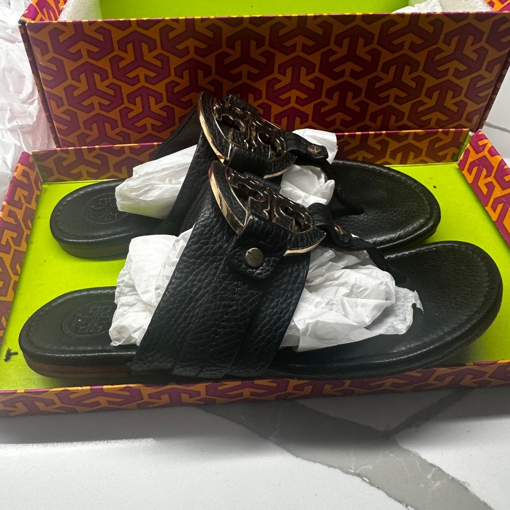 Tory Burch Black Leather Thong Sandals with Gold Logo - Picture 2 of 14